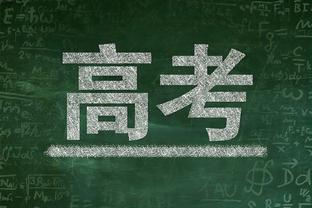 西亚卡姆倒地被走过的兰德尔膝盖击中面部 裁判吹兰德尔普通犯规